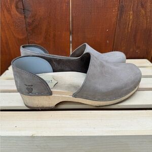 Sandgrens grey suede Brett clogs. Size 40